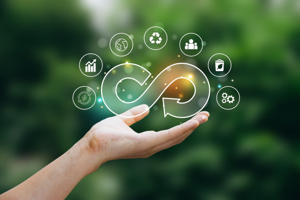 手握循环经济图标的人类。图片下载