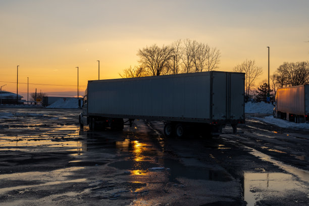 夕阳下的半卡车图片下载