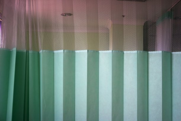 病人之间的绿色一次性窗帘图片下载