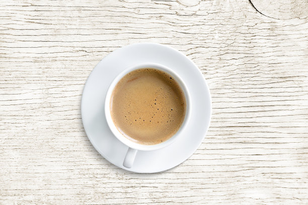 咖啡杯，俯视图，孤立在白色木桌上图片下载