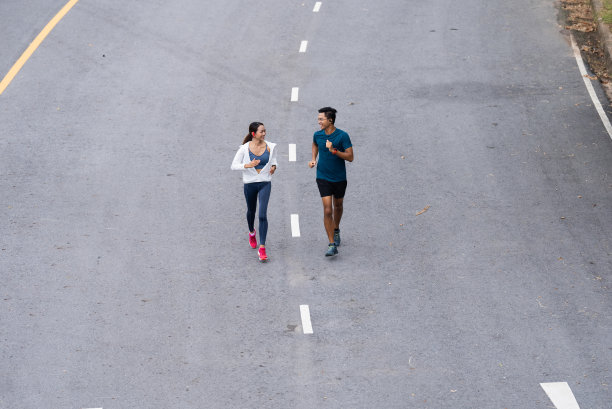 一对亚洲夫妇，他们正在慢跑和锻炼。图片下载