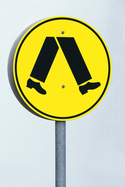 人行横道标志-黄色背景的黑色行走标志。布里斯班,澳大利亚- 095图片下载