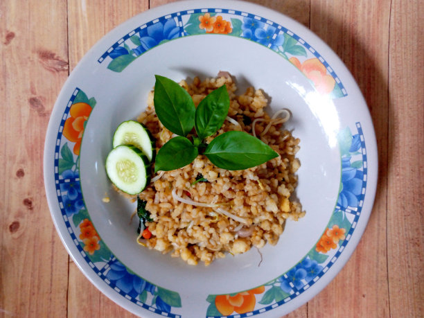 餐桌上有自制的罗勒炒饭，配上豆芽和黄瓜图片下载