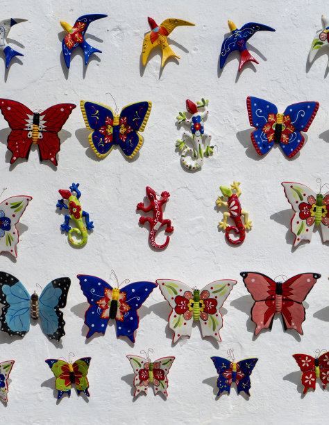 白墙上的彩色瓷蝴蝶图片下载