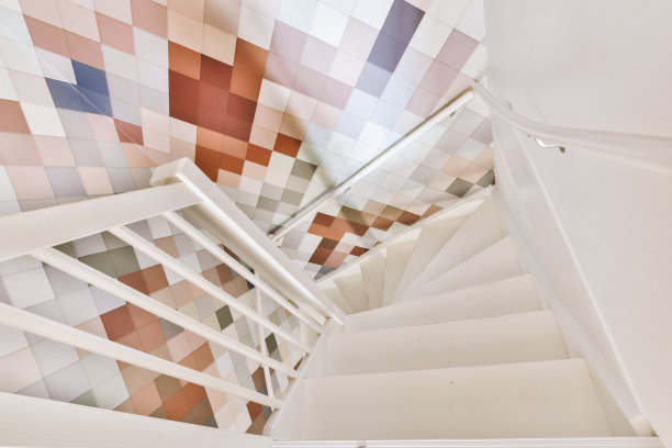 楼梯通向浅色的白色台阶图片下载