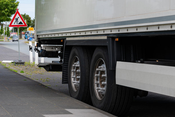 站在路边可以看到卡车车轮和卡车底盘上的轮胎。图片下载