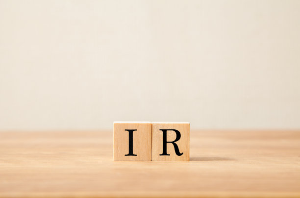 为投资者公关。红外光谱。投资者关系。把IR字母画在木块上。图片下载