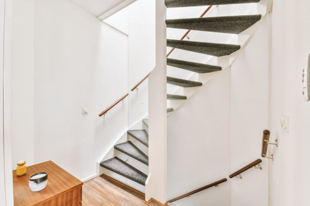 楼梯通向白色的地毯台阶图片下载