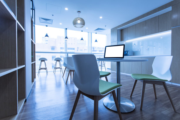 室内是一个开放式的办公空间图片下载