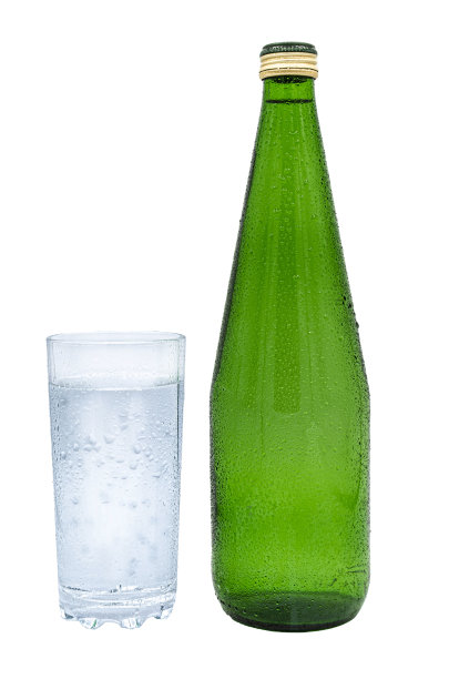 一瓶绿色矿泉水和一个玻璃杯图片下载