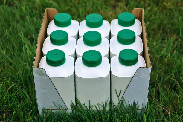 装有白色奶瓶的盒子图片下载