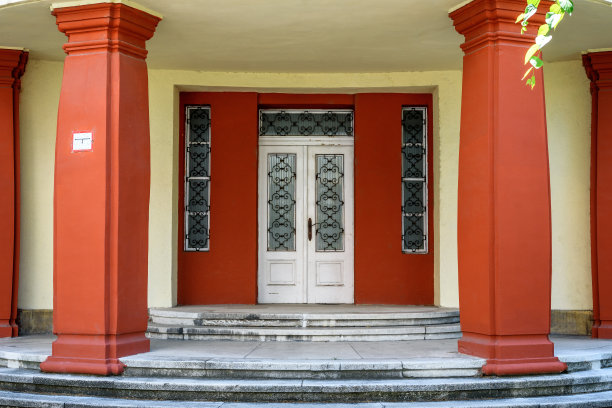 老建筑前(立面)，古色古香的木门(大门)。架构——匈牙利。图片下载