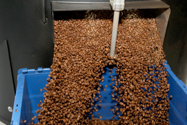 创新的咖啡烘烤器。咖啡是在一台生产机器上用高科技烘焙的。大缸里有很多咖啡。图片下载