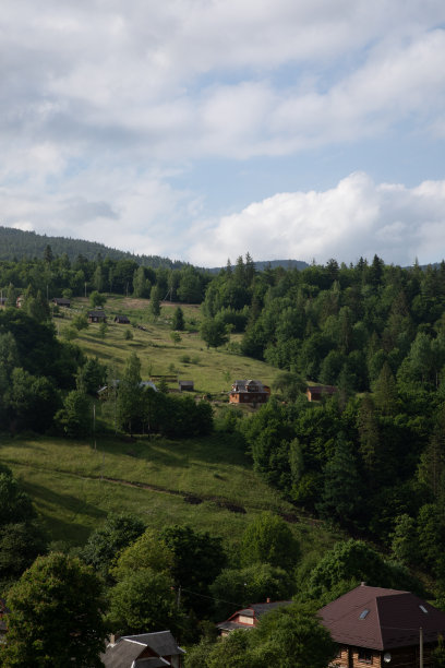 山中避暑景观，屋在山中青山图片下载