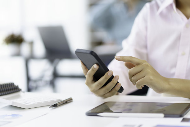 女性使用智能手机发短信、工作或玩社交媒体的特写图片。图片下载