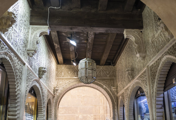 纳斯里德建筑通往西班牙格拉纳达Alcaicería市集的通道细节图片下载