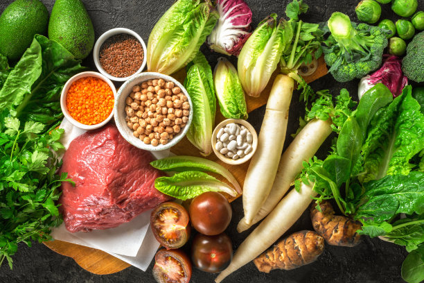 健康饮食和营养均衡的成分俯视图。蔬菜、肉类和谷物。营养、饮食、清洁食品概念俯视图图片下载