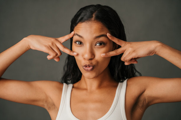 特写多民族女性用双手做和平手势图片下载