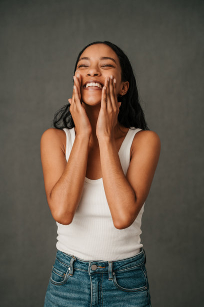 非洲裔美国女性用手揉脸图片下载