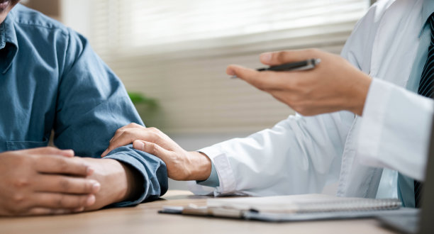 精神科医生检查病人并和病人谈论症状。医院最好的医疗服务理念图片下载