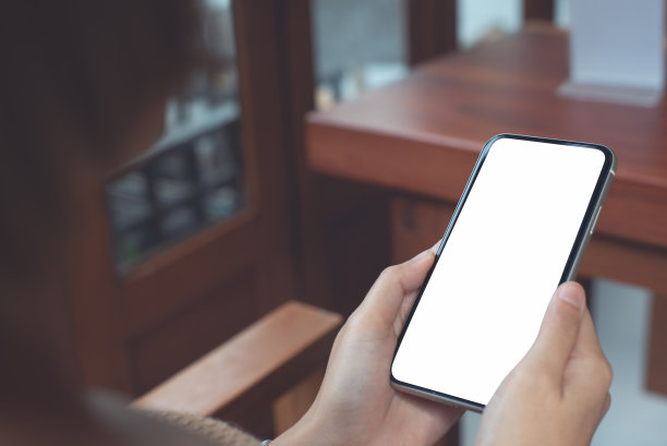 手机模拟图像空白白屏。女人牵手，在咖啡店用手机。图片下载