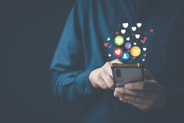 社交媒体技术概念，男人用智能手机登陆在线网络使用社交媒体做业务和营销支付从家里通过互联网。图片下载