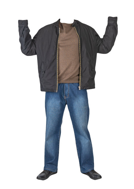 深蓝色牛仔裤，毛衣，带兜帽的夹克和白色背景的黑色皮鞋。随意的风格图片下载