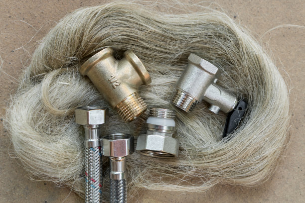 一套套在一束细绳上的管道设备。图片下载