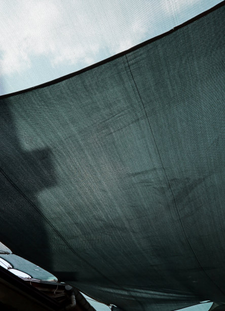 集市上又旧又脏的帐篷布料图片下载