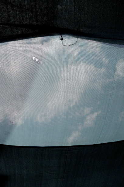 集市上又旧又脏的帐篷布料图片下载