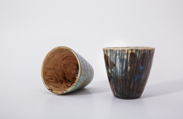 陶器，一种手工制作的陶瓷制品，用陶轮、茶壶、马克杯、粘土制成。高质量的照片图片下载