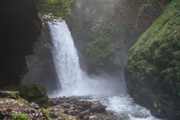 瀑布流的流动。强大的Palovit瀑布图片下载