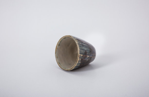 陶器，一种手工制作的陶瓷制品，用陶轮、茶壶、马克杯、粘土制成。高质量的照片图片下载