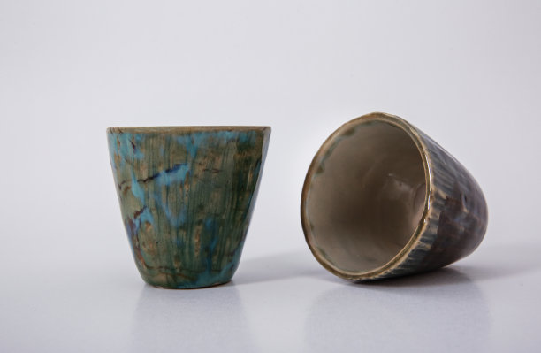 陶器，一种手工制作的陶瓷制品，用陶轮、茶壶、马克杯、粘土制成。高质量的照片图片下载