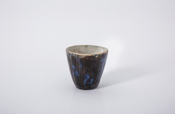 陶器，一种手工制作的陶瓷制品，用陶轮、茶壶、马克杯、粘土制成。高质量的照片图片下载