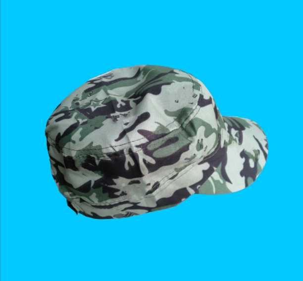 许多颜色的帽子在天蓝色的背景图片下载