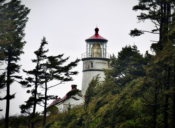 灯塔灯塔指引船只到达安全地带图片下载