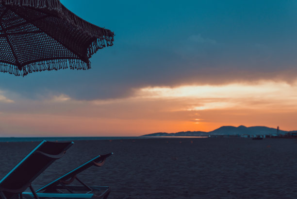 甲板椅子，阴天海面日落，股票照片图片下载