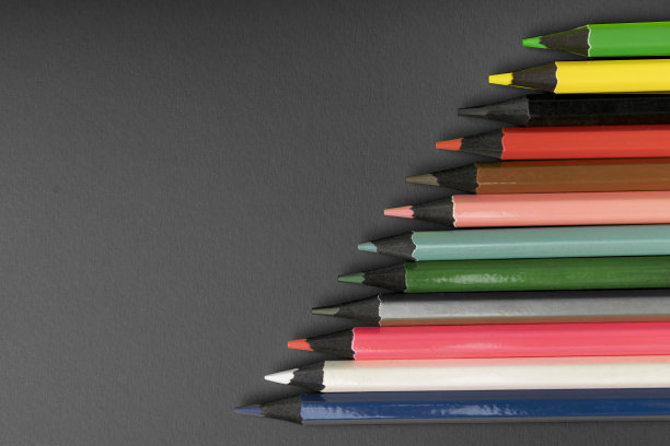 深色背景上深色木头的彩色铅笔图片下载