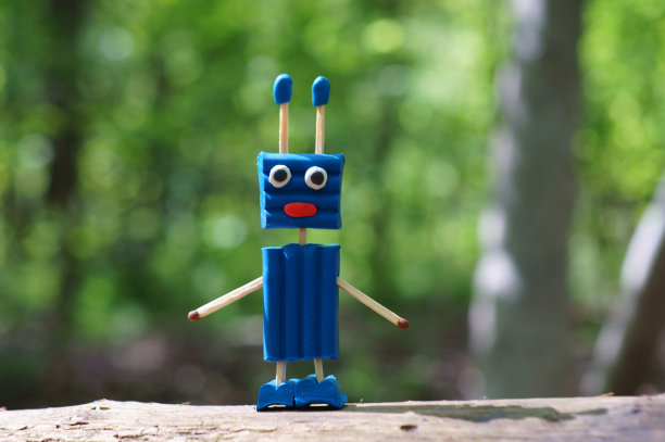 用橡皮泥和火柴做成的外星人玩具。图片下载