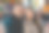 两个人年轻的白人夫妇男人和女人，女性和男性朋友或男友和女友自拍或视频通话，坐在咖啡馆拷贝空间的乐趣和浪漫图片下载