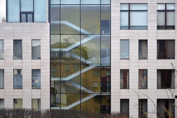 现代住宅的墙壁与内部楼梯图片下载