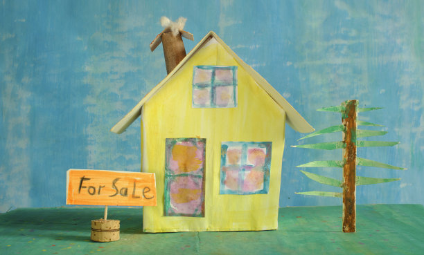 可爱的模型家出售标志。房地产、购房、房贷概念。免费空间图片下载