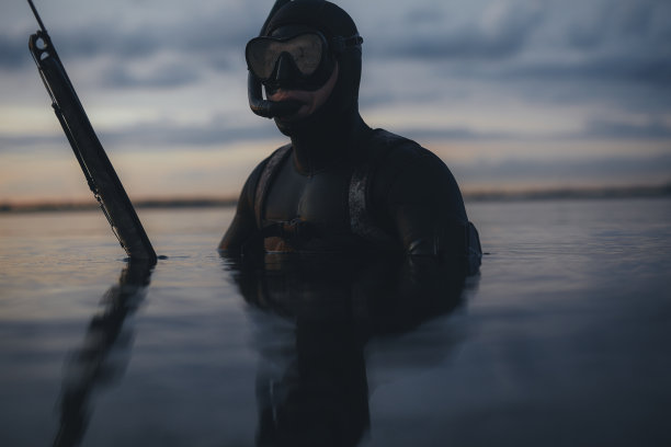 在海里用鱼叉捕鱼的潜水员图片下载