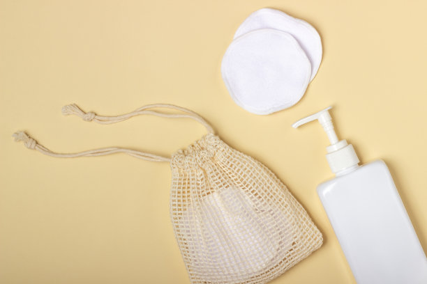 可重复使用的化妆卸妆棉垫在布袋在米色背景。生态观念与自觉消费。可重用的棉花垫图片下载