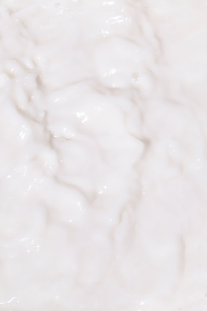 最小的背景。一波又一波的牛奶。飞溅的白色液体。白色的颜色。图片下载