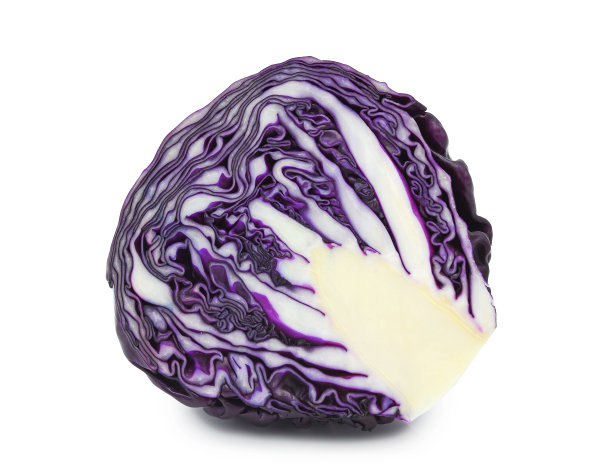 一半的红甘蓝被分离在白色上图片下载