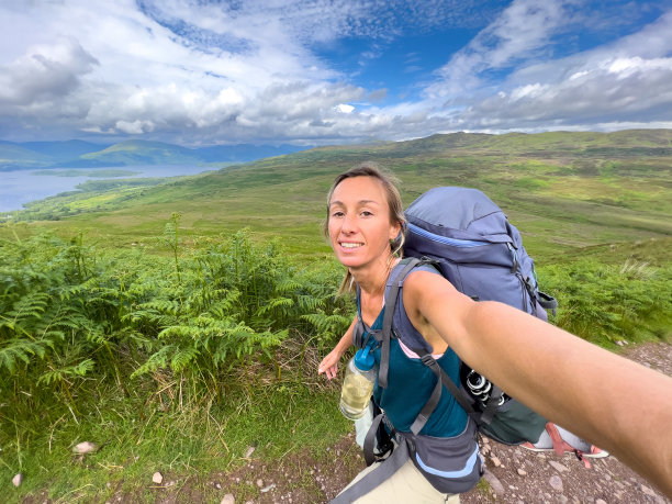 一名背包客在苏格兰高地徒步旅行时自拍图片下载