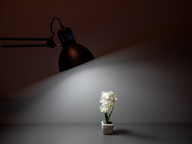 灰色背景的灰色台灯。图片下载