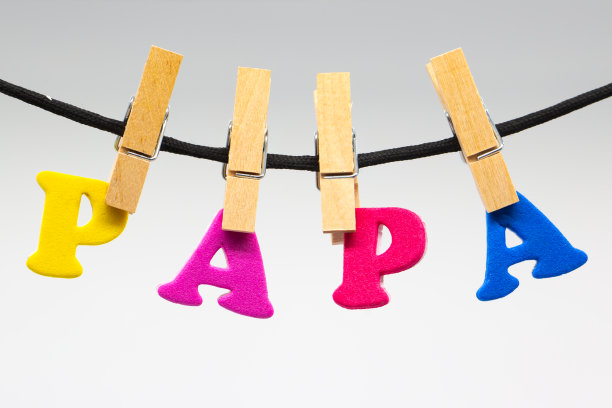 爸爸。用木衣夹夹上的彩色字母。爸爸的话图片下载